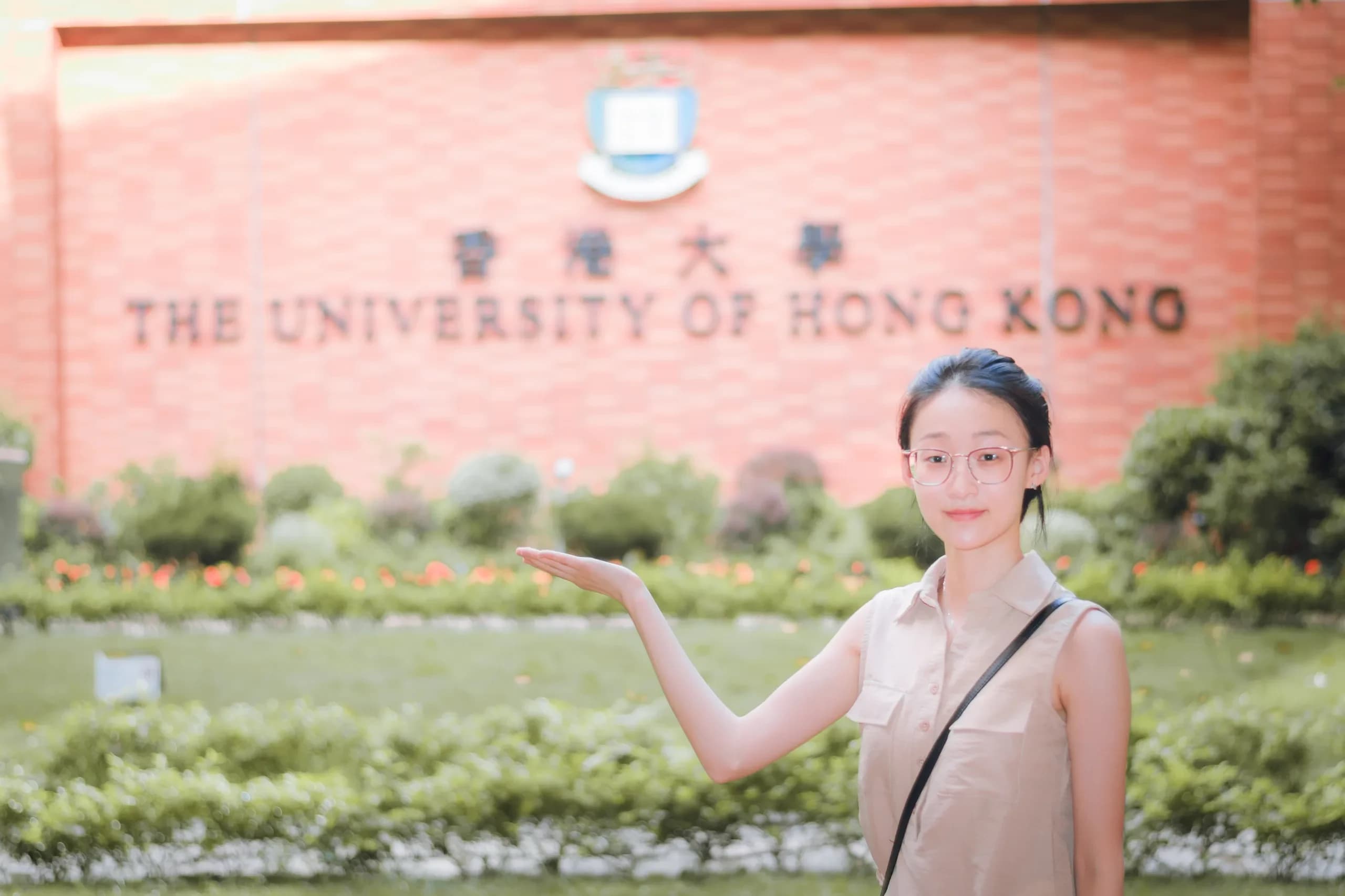 YiMeng 在校园光线与建筑之间的肖像，第 2 张