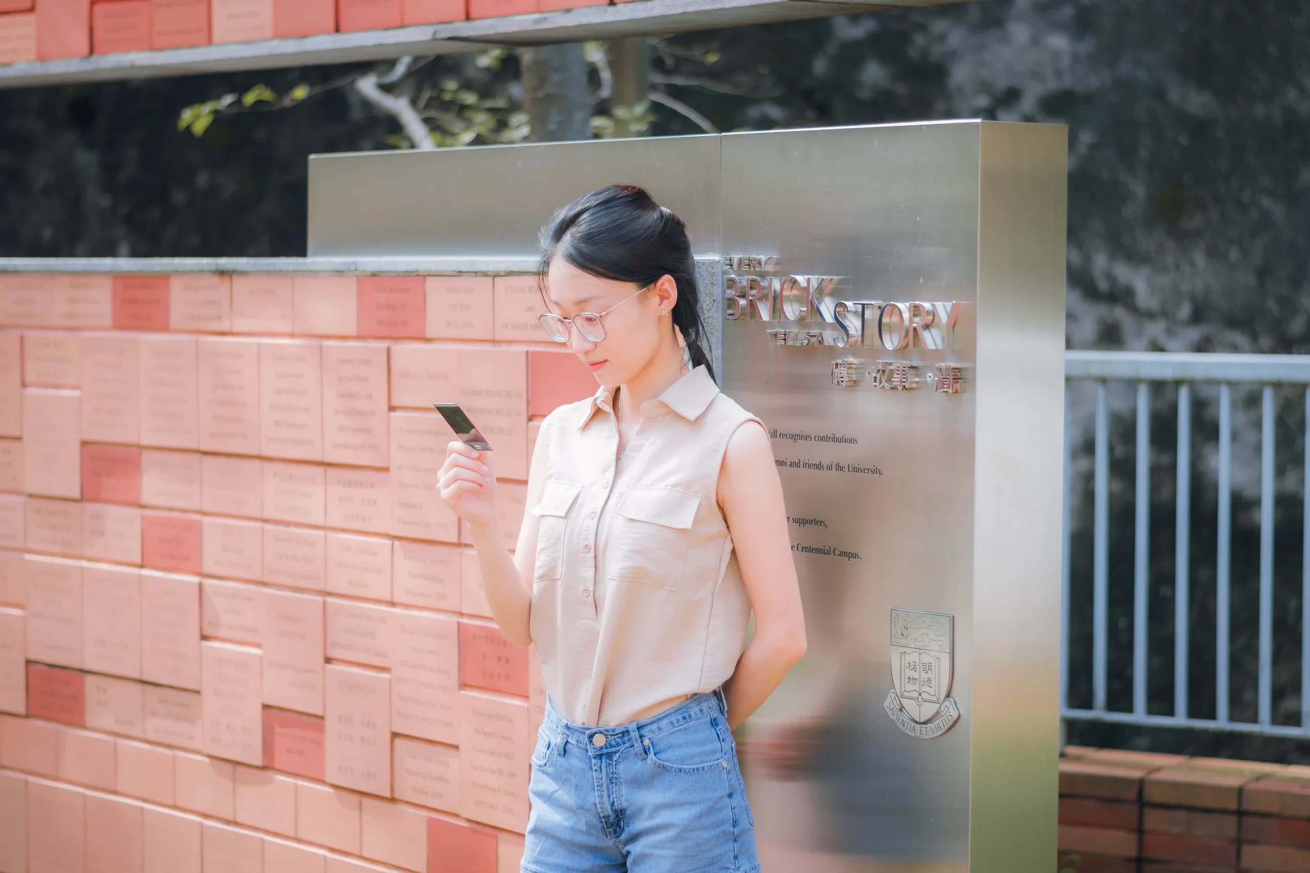 YiMeng 在校园光线与建筑之间的肖像，第 4 张